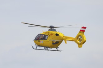 The ÖAMTC rescue helicopter Christophorus 3 of the type Eurocopter 135, air rescue, flying, Lake