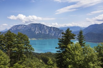 Hochplettspitz, view from the Hollerberg viewing platform to Lake Attersee with Höllengebirge