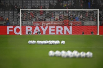 Tor tor, empty, perimeter advertising FC Bayern, Adidas match balls are lined up on the pitch,