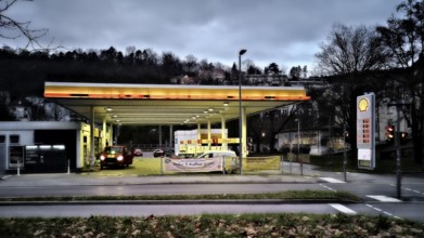 Petrol station Shell night light clouds sky dark evening atmosphere colours Stuttgart,