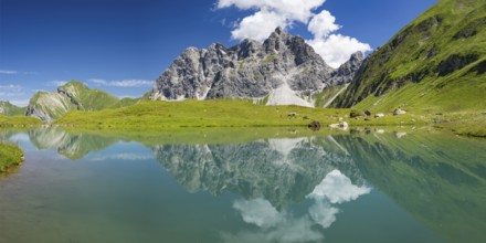 Eissee, Oytal, behind Großer Wilder, 2379m, Hochvogel and Rosszahn Group, Allgäu Alps, Allgäu,