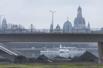 After the partial collapse of the Carola Bridge, the demolition work was prepared... Elbdampfer,