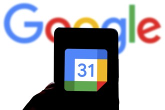 Google Calendar logo is displayed on smartphone.