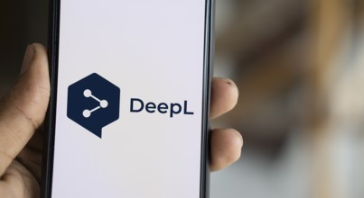 deepl logo is displayed on smartphone