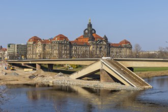 After the partial collapse of the Carola Bridge, a dam was built for the demolition work on the