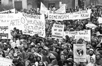 More than 20, 000 opponents of nuclear power demonstrated in Itzehoe against a nuclear power plant