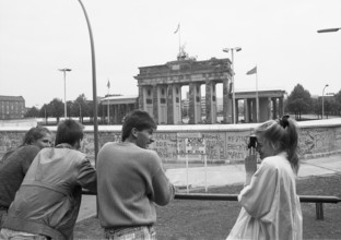20 November 1988, West Berlin, Ebertstraße, visitors on the viewing platform with a view of the