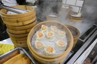 Dumplings with prawns, snack bar, fast food restaurant, Yongkang Street, Taipei, Taiwan, Asia