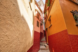 Guanajuato, famous Alley of the Kiss (Callejon del Beso)