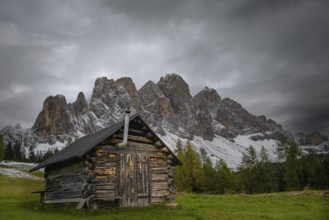 View of a part of the Geisler group from the Gampenwiese, in the foreground an alpine hut,