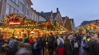 Thousands of people parade through the Römerberg Christmas market in Frankfurt am Main in the