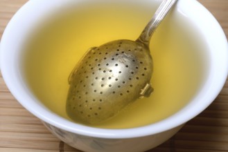 Green Sencha tea, preparation with teaspoon