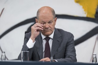 Olaf Scholz (Chancellor of the Federal Republic of Germany, SPD) shows signs of fatigue at the