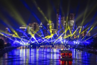 A spectacular light show at the Flößerbrücke in Frankfurt am Main puts spectators in the mood for