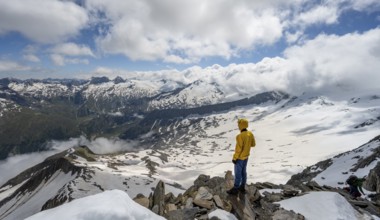 Mountaineers at the summit of the Schönbichler Horn, view of snow-covered mountain peaks and the