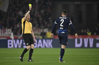 Referee Referee Tobias Welz shows Marnon bush 1. FC Heidenheim 1846 FCH (02) yellow card yellow