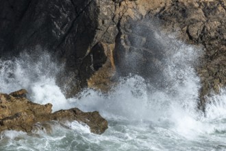 Large waves of the Atlantic Ocean crash against the rocks of a cliff. Camaret sur mer, Crozon,