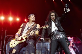 Tommy Henriksen (guitarist) and Alice Cooper live on Too close for comfort Tour at the