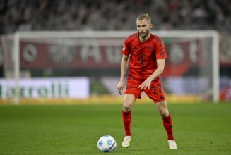 Konrad Laimer FC Bayern Munich FCB (27) Action on the ball WWK Arena, Augsburg, Bavaria, Germany,