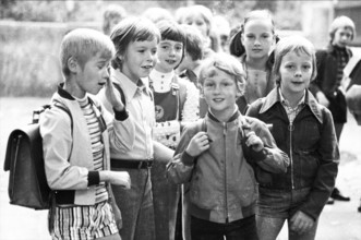 Start of school after the summer holidays on 02.09.1975 in Dortmund-Eichlinghofen, Germany, Europe