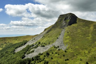 The Banne dOrdanche of volcanic origin culminates at an altitude of 1512m. It overlooks La