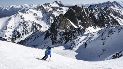 Ski tourers on the descent, peaks and mountains in winter, Sellraintal, Kühtai, Tyrol, Austria,