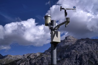 Weather measuring station, cup anemometer, with wind vane for measuring wind speed and wind