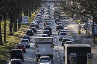 City centre traffic, 3-lane Westfalendamm, federal highway B1, heavy traffic, Dortmund, North