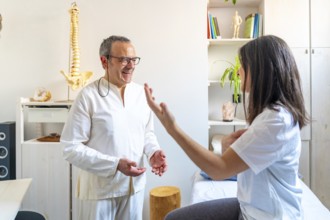 Patient talking to a expertise Qi gong masseur and she explaining where it hurts