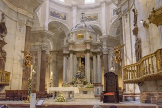Altar under the dome in the Cathedral of the Holy Cross over the Sea, Catedral de Santa Cruz sobre