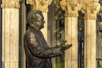 Johannes Rau sculpture in front of the Villa Horion in Düsseldorf, North Rhine-Westphalia, Germany,