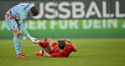 Fair play, goalkeeper Finn Dahmen FC Augsburg FCA (01) helps Harry Kane FC Bayern Munich FCB (09)