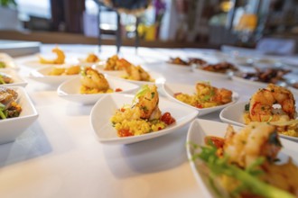 Elegant presentation of prawns on small plates with decorative garnishes, Europäischer Hof,