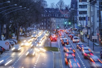 After-work traffic in the environmental zone on the B 224 Alfredstraße in Rüttenscheid, Essen, Ruhr