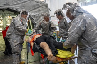 Decontamination of injured persons after an assumed accident involving hazardous substances, fire