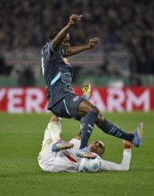 Duel, action Ridle Baku RasenBallsport RB Leipzig RBL (17) against Enzo Millot VfB Stuttgart (08)