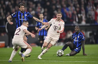 Duel, action Leon Goretzka FC Bayern Munich FCB (08) vs Francesco Acerbi Inter Milan (15) Raphael