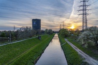 Neue Mitte Oberhausen, Gasometer exhibition hall, after renovation, Rhine-Herne Canal, evening