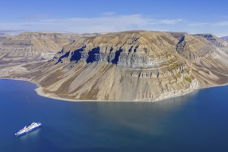 Cruise ship of Iceland ProCruises and Skansbukta in the outer Billefjorden, Billefjord, southeast