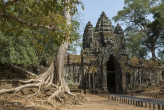 Tor tor with huge faces to Angkor Thom, Angkor Wat, Angkor, UNESCO World Heritage Site, Siem Reap,