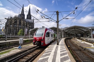 CFL 2307, a three-car Stadler KISS, from Luxembourg, as IC, arrives at Cologne Central Station,