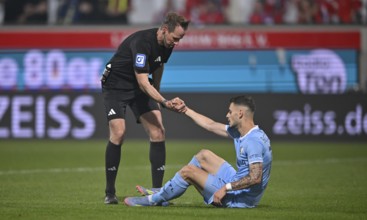Referee Sascha Stegemann helps Tom Krauss VfL Bochum BOC (17) to his feet Voith-Arena, Heidenheim,