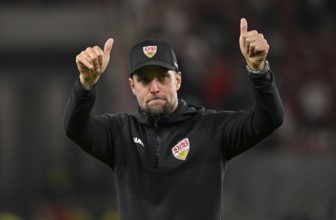 Coach Sebastian Hoeneß VfB Stuttgart gesture thanks Stuttgart fans for support, thumbs up,