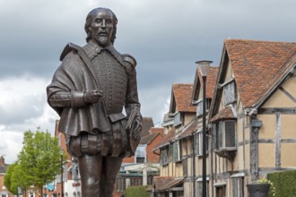 Statue and birthplace of William Shakespeare, Stratford-upon-Avon, Warwickshire, England, Great