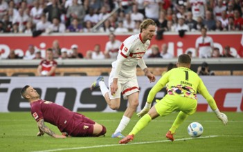 Penalty area scene, goal area scene Nick Woltemade VfB Stuttgart (11) Duel, action against Jeffrey