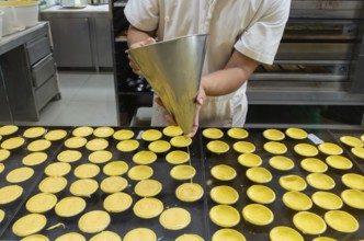 Making Pastel de Nata cakes, Manteigaria coffee house cafe, Bolhao, city of Porto, Portugal, Europe