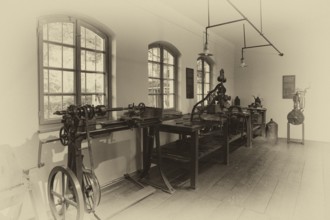 Interior photo, first vehicle engine, grandfather clock, former workshop of Gottlieb Daimler in the