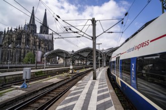 National Express, regional express, arriving at Cologne Central Station, Cologne Cathedral, North