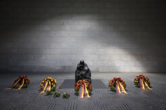 The wreaths of all five permanent constitutional bodies lie in front of the sculpture Mother with