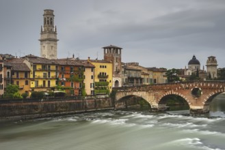 Old town with the Adige, Ponte Pietra, Verona, Adige Valley, Veneto, Italy, Europe